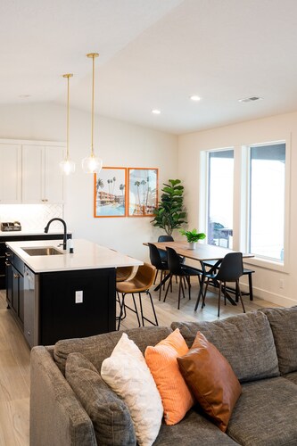 Modern desert retreat with heated/cooled pool - 2.5 hrs away from Seattle