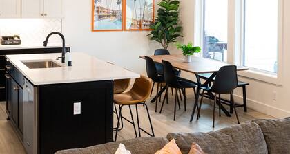 Modern desert retreat with heated/cooled pool - 2.5 hrs away from Seattle