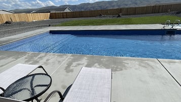 Una piscina al aire libre, una piscina climatizada