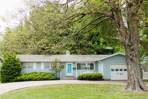 Exterior - Peacock Palace (Springfield)