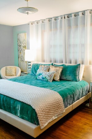 3 bedrooms, iron/ironing board, free WiFi, bed sheets - Peacock Palace (Springfield)