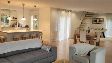 TV connectée, cheminée, baby-foot