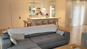 TV connectée, cheminée, baby-foot