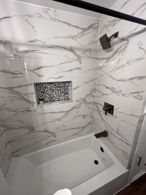 Dusche, Haartrockner, Handtücher, Seife