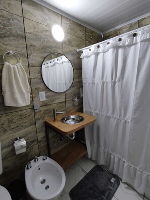 Suite | Badezimmer | Dusche, Regendusche, kostenlose Toilettenartikel, Bidet