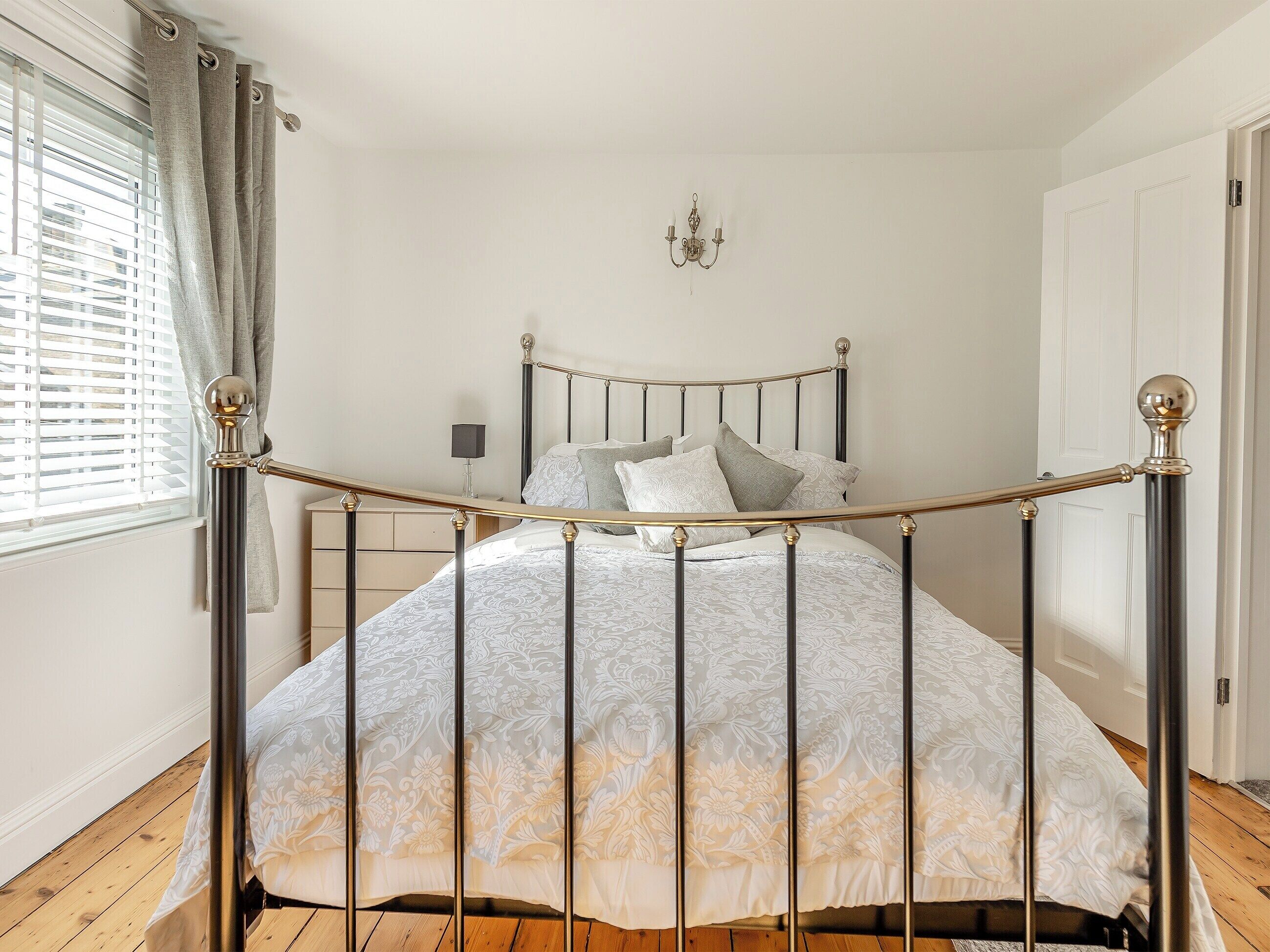 6 bedrooms, free WiFi, bed sheets