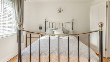 6 bedrooms, free WiFi, bed sheets