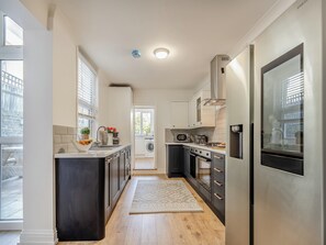 Oppvaskmaskin og høy barnestol