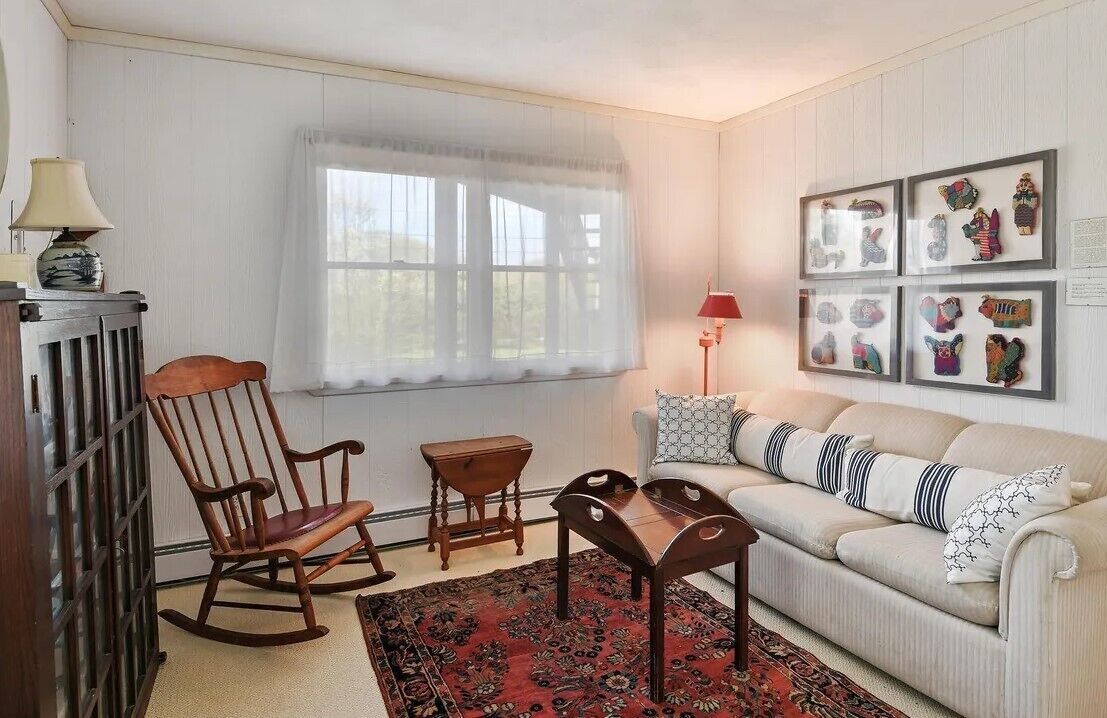 Een smart-tv en boeken