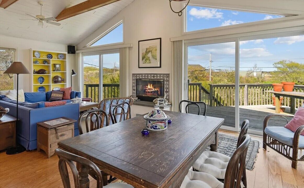 Een smart-tv en boeken