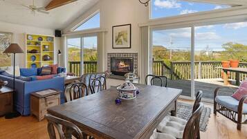 Een smart-tv en boeken