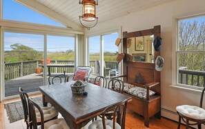 Dining - A short walk to Ditch Plains Beach cliffs,Shadmore Park,beach. Openings in Sept! (Montauk)