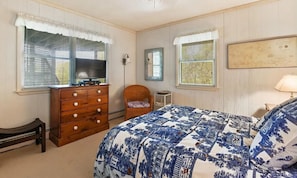 3 bedrooms, WiFi, bed sheets - A short walk to Ditch Plains Beach cliffs,Shadmore Park,beach. Openings in Sept! (Montauk)