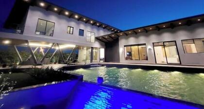 Luxurious farmstay Near ExpoMart, Noida