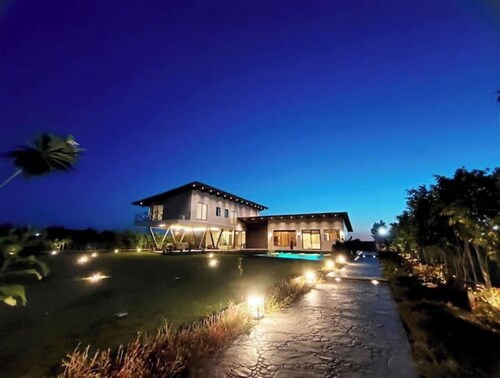 Luxurious farmstay Near ExpoMart, Noida