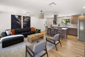 Smart TV, chimenea y libros 