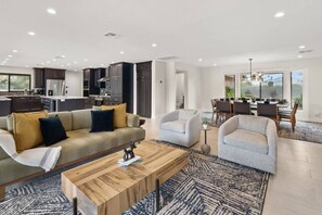 Smart TV, chimenea y libros 