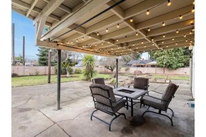 Outdoor dining - Casa Zen Yeye! Amazing Outdoor Space & Mins to DTN (Vancouver)