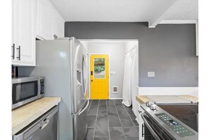 Interior - Casa Zen Yeye! Amazing Outdoor Space & Mins to DTN (Vancouver)