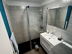Bathtub, hair dryer