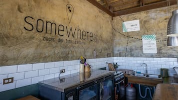 Eine Küche im rustikalen Stil, mit einem an der Wand befestigten Schild, das 'Somewhere' und 'Bocas del Toro Panama' zeigt.