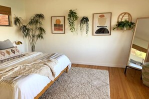 2 bedrooms, desk, iron/ironing board, travel crib - Updated mid century home with hillside views (Los Angeles)