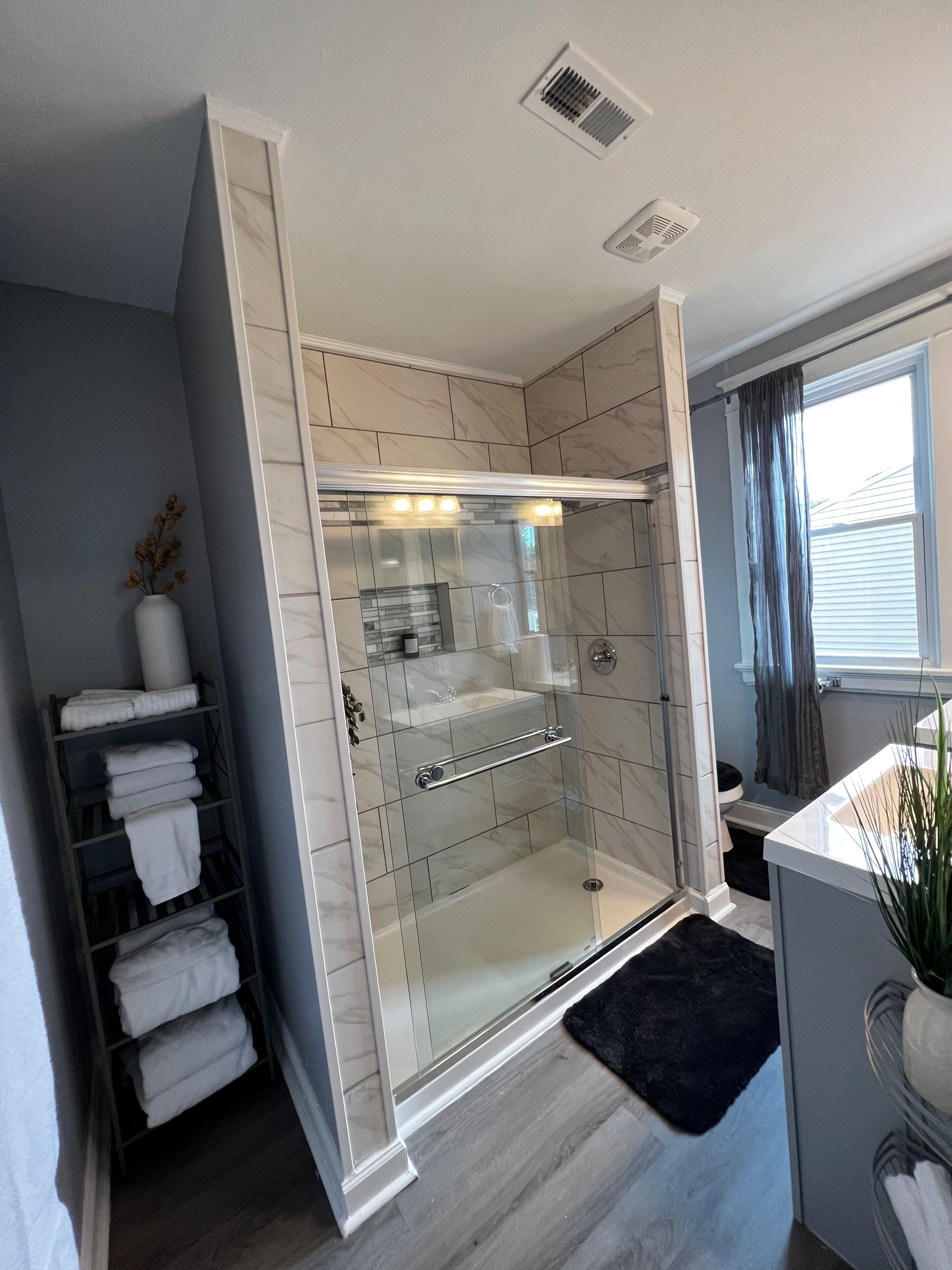 Douche, serviettes fournies, savon, papier toilette