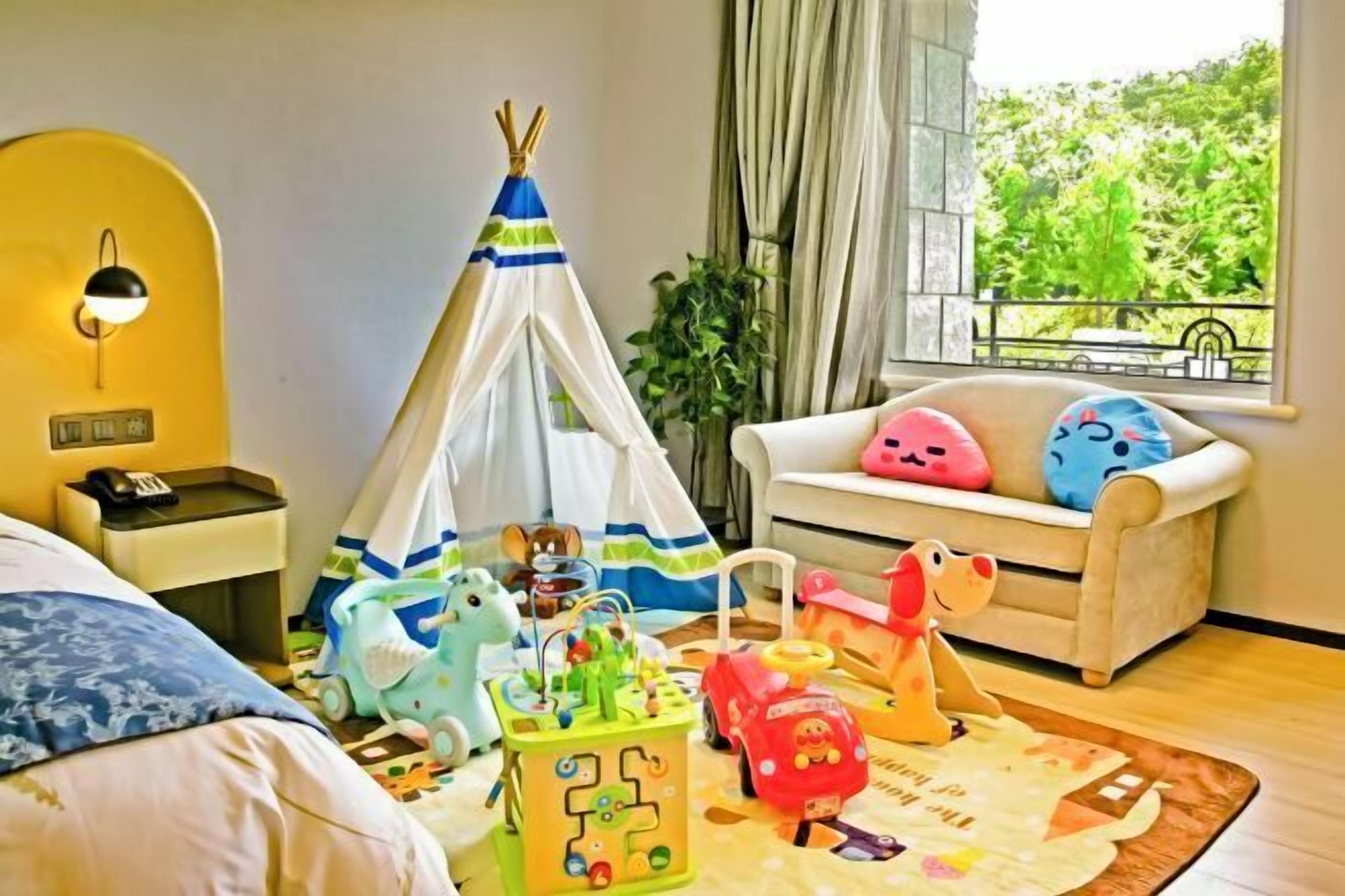 Cribs/infant beds