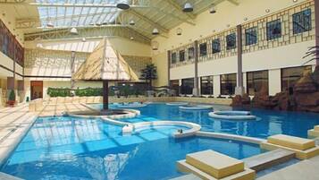 حمام سباحة داخلي