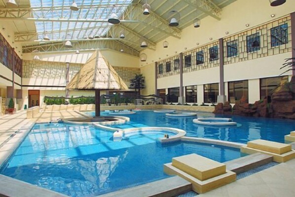 Indoor pool - Dongquan Hot Spring Holiday Hotel (Dalian)