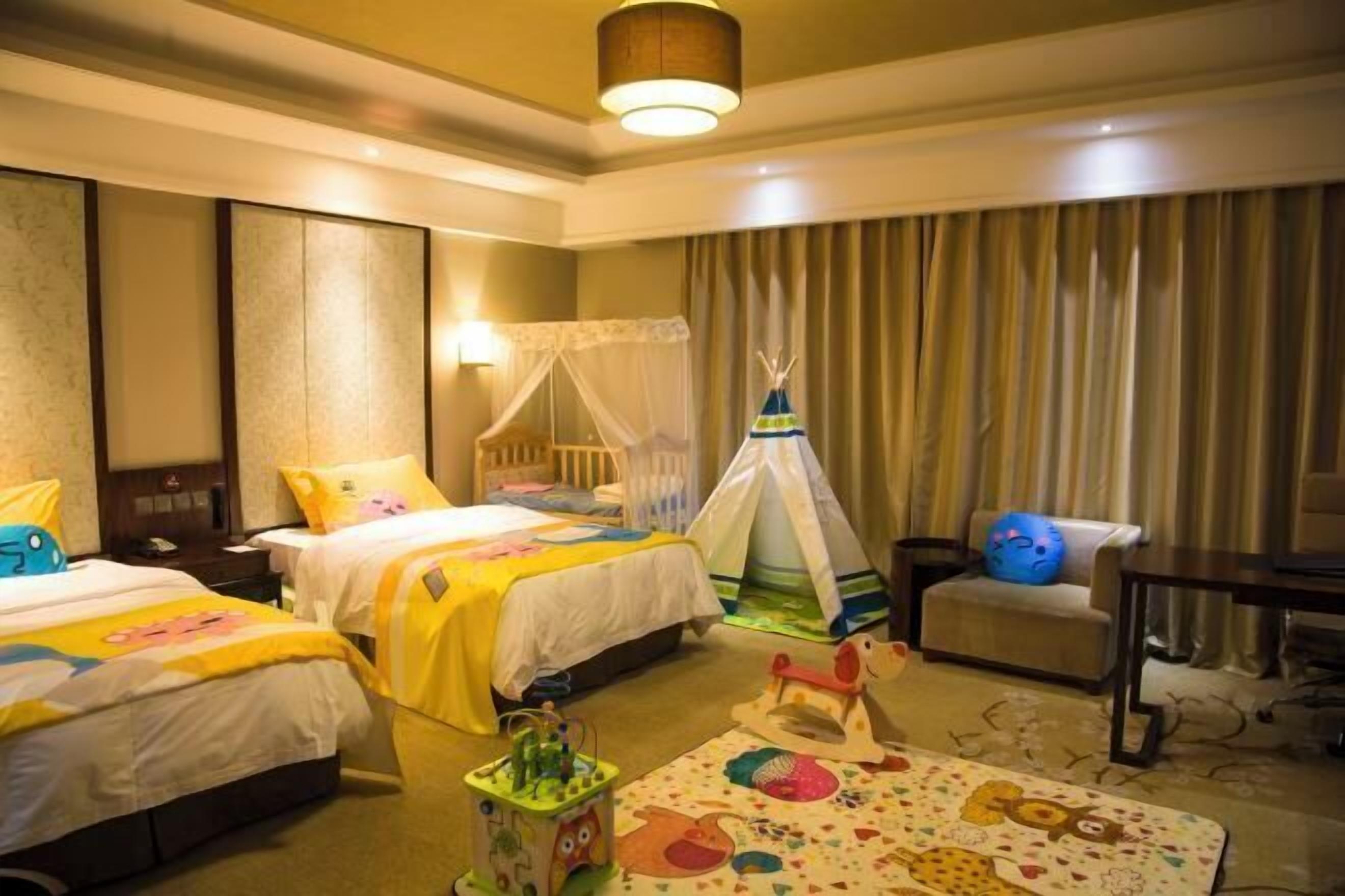 Cribs/infant beds