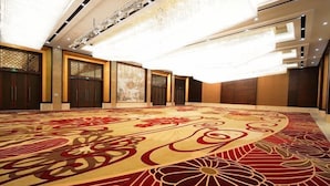 A spacious room with a large, ornate carpet featuring floral patterns. - Dongquan Hot Spring Holiday Hotel (Dalian)