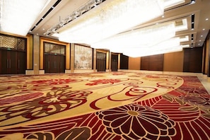 A spacious room with a large, ornate carpet featuring floral patterns. - Dongquan Hot Spring Holiday Hotel (Dalian)