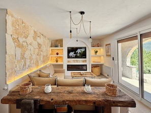 Smart TV, chimenea, futbolito, libros