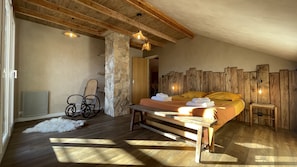 6 bedrooms, in-room safe, desk, iron/ironing board - Comfortable Cottage – Sleeps 15 – Panoramic Mountain View, Terrace, Hautes-Alpes (Embrun)