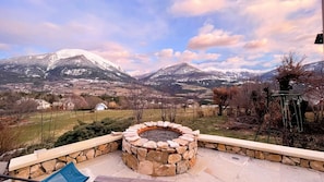 Property grounds - Comfortable Cottage – Sleeps 15 – Panoramic Mountain View, Terrace, Hautes-Alpes (Embrun)