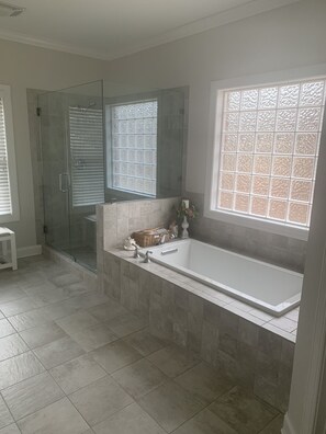Séchoir à cheveux, serviettes fournies, savon, shampooing