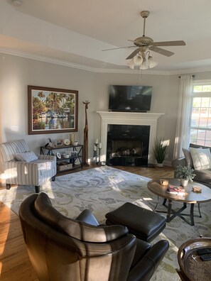 Smart TV, fireplace
