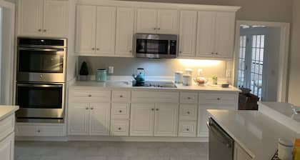 Master’s Rental - Golf course view in Woodside’s beautiful gated community!