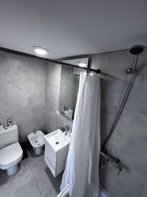 Secador de pelo, bidet, toallas, jabón