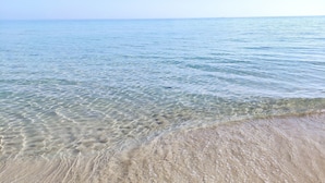 A clear view of a beach with shallow water and a sandy shore. - Picchio Hotel Pescoluse (Salve)