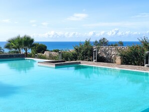Seasonal outdoor pool, pool umbrellas, sun loungers - Picchio Hotel Pescoluse (Salve)