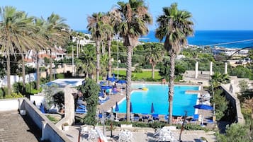 Piscina stagionale all'aperto, ombrelloni da piscina, lettini