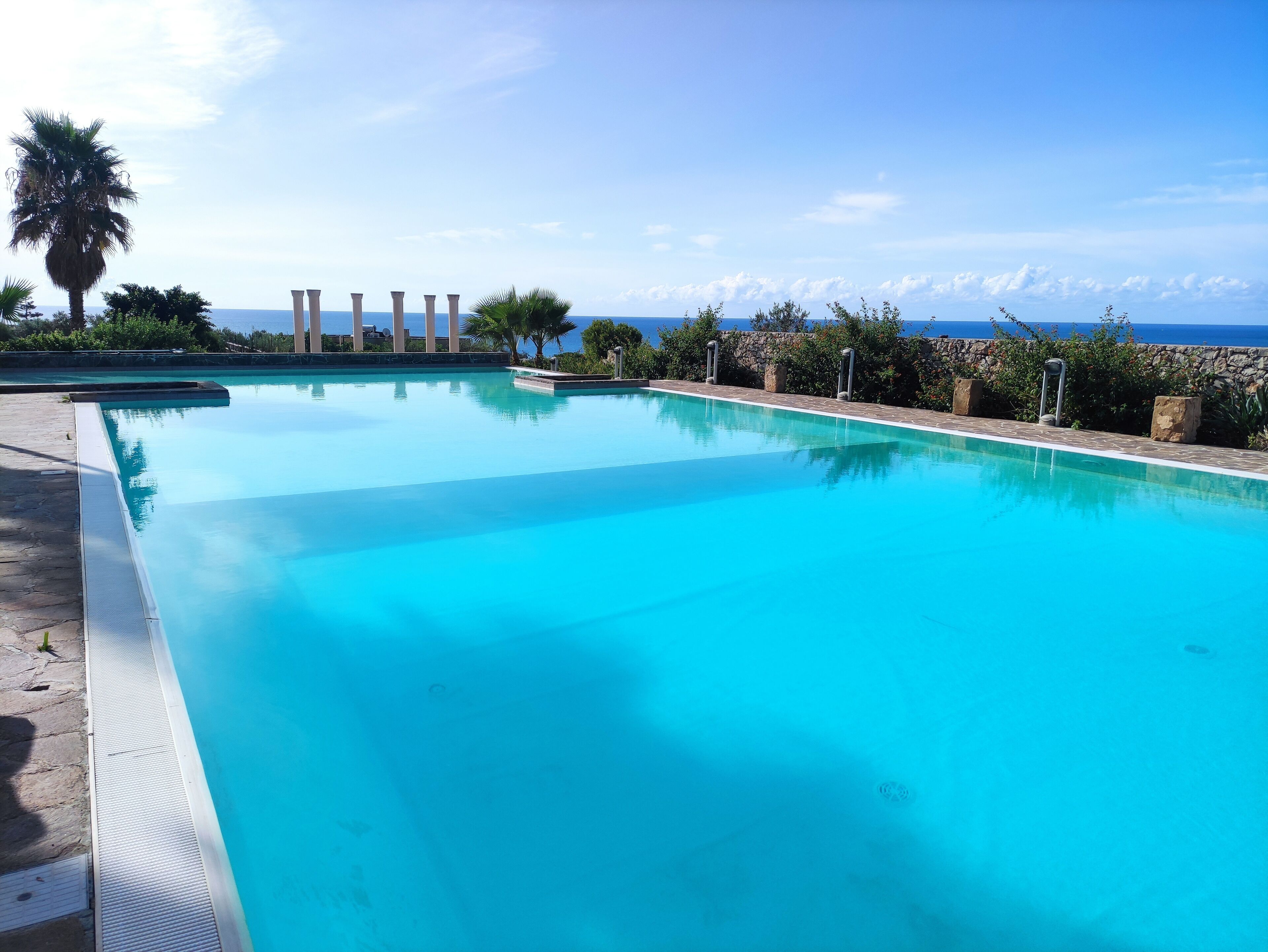 Sæsonbestemt udendørs pool, parasoller, liggestole