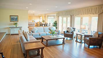 Ălytelevisio, takka, pöytĂ€jalkapallopöytĂ€, pöytĂ€tennispöytĂ€