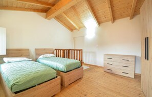 2 bedrooms, travel crib, WiFi (free), bed sheets