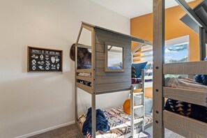 3 bedrooms, desk, iron/ironing board, travel crib - Sky Ridge Cabin  · Culdesac w/ Level Entry Access & Entertainment (Twin Peaks)