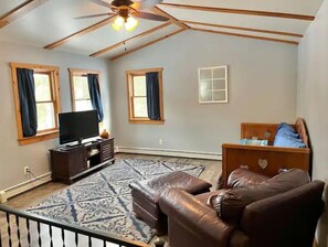 Living area - Adventurers paradise! spacious cabin on trails end (Land O' Lakes)