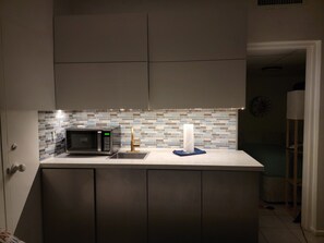 Interior - Centrally located Studio close to the beach & supermarket with pool. 3 beds (Hallandale Beach)