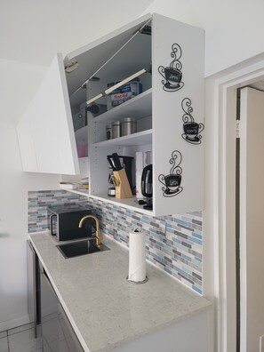 Interior - Centrally located Studio close to the beach & supermarket with pool. 3 beds (Hallandale Beach)